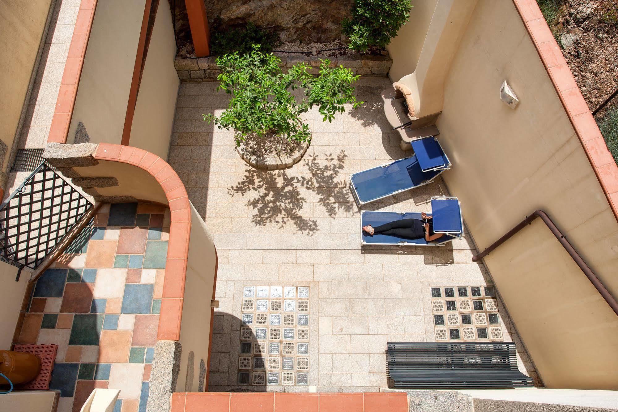 Residenza Petrera Aparthotel Muravera Buitenkant foto